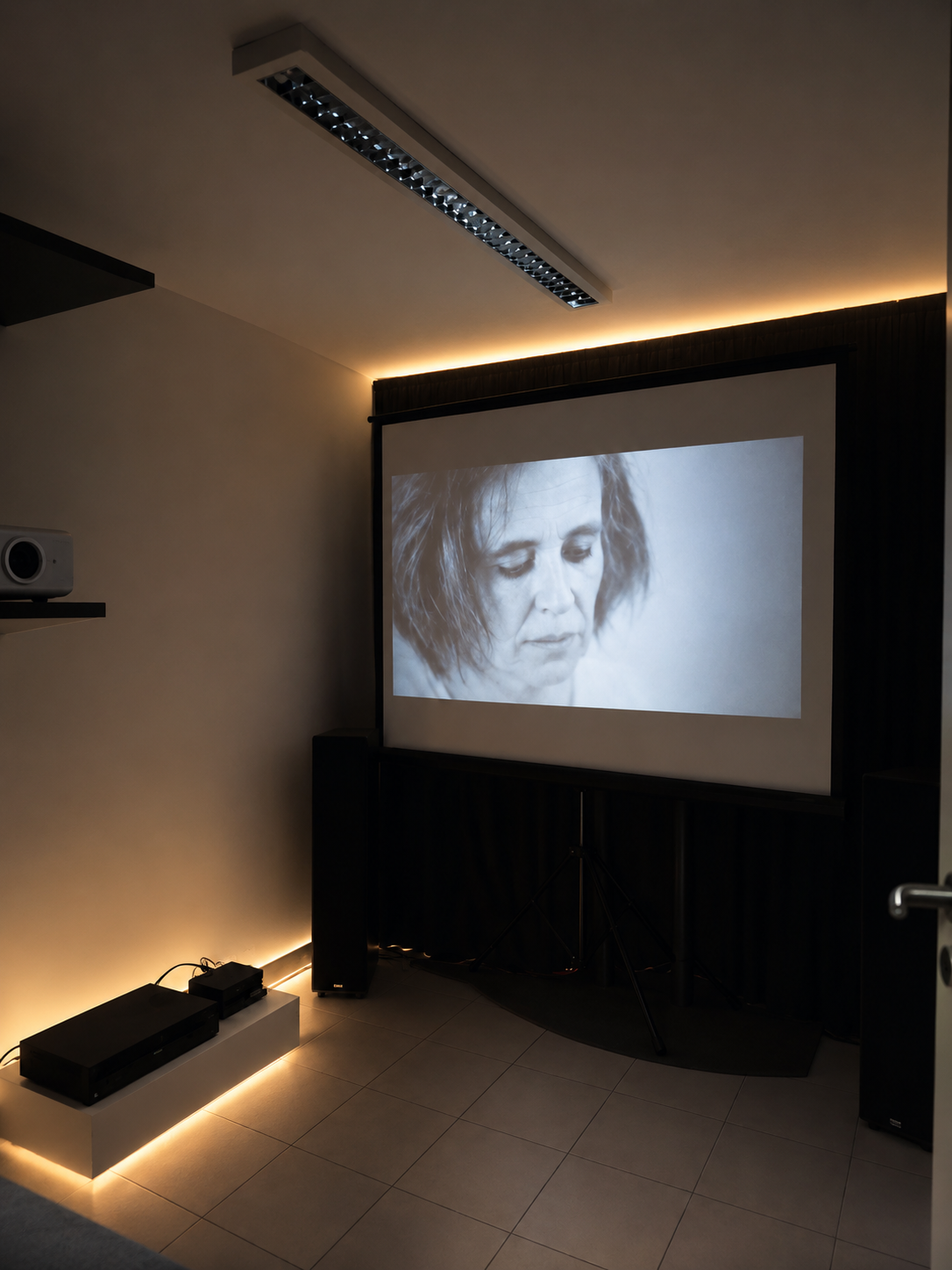 Projection des clips de Floue pendant l'exposition Les Obscurs